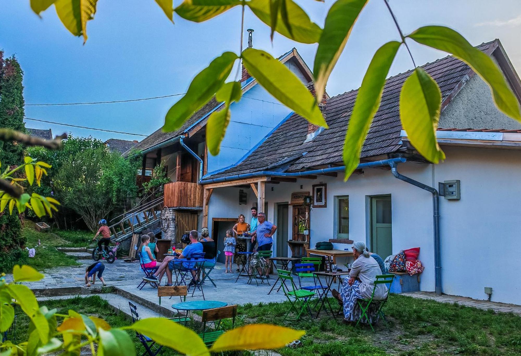 Minifaktura Loft Apartman & Reggelizo Es Etelbar Szokolya Exterior foto